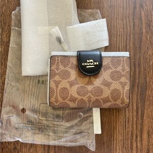 Coach Medium Corner Zip Wallet